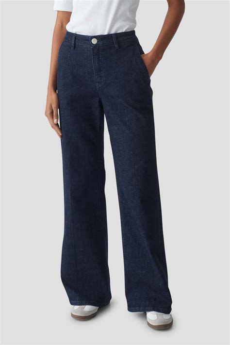 Een man die een donkerblauwe Diesel Belther jeans draagt met een casual outfit