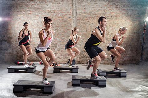 Instructeur geeft step aerobic les