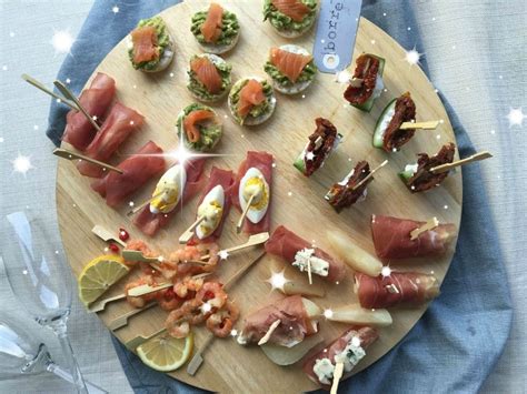 Feestelijke tafel met gezonde hapjes
