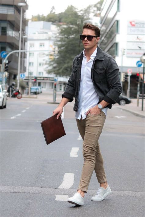Man in bruine chino casual outfit