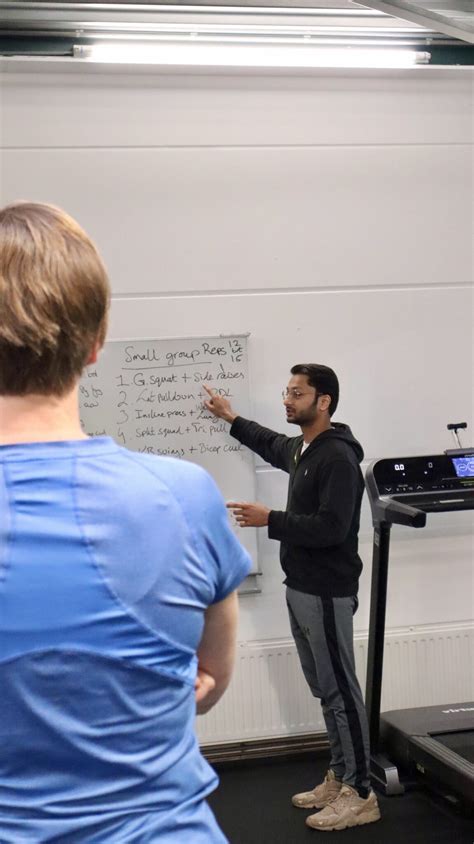 Schema dat de voordelen van machines en vrije gewichten vergelijkt