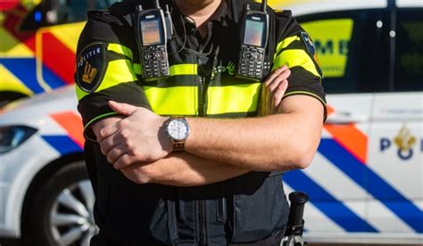 Politieagent die een arrestatie verricht