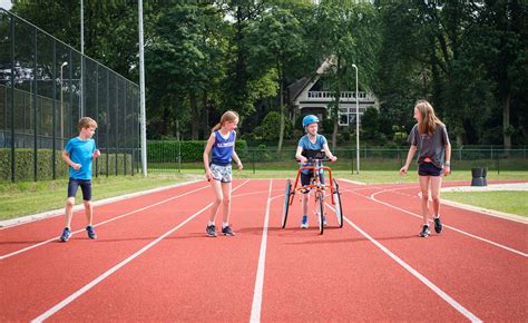 Gezinsleden sporten samen in een fitnessruimte