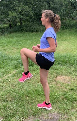 Vrouw die knieheffen doet als warming-up