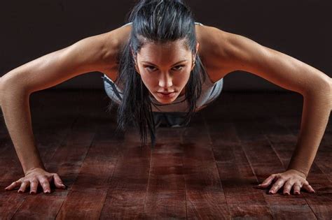 Vrouw die push-ups op de knieën doet