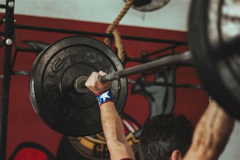 Barbell boven het hoofd met gestrekte armen tijdens een overhead squat