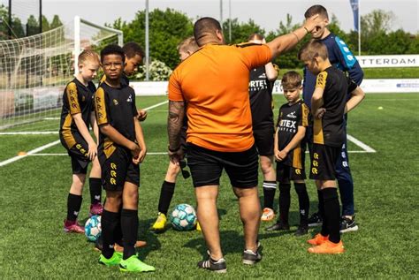 Trainer die een klant motiveert tijdens een training