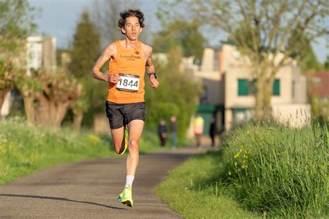 Illustratie van een hardloper die drinkt tijdens de race