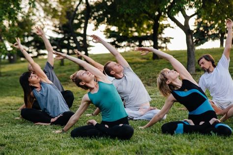 Groep mensen die bootcamp doen in het park