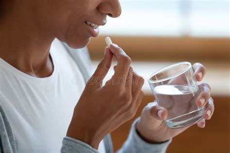 Vrouw die vitaminepillen inneemt