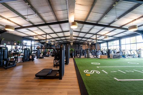 De buitenkant van de sportschool Fit for Free Groningen Melisseweg