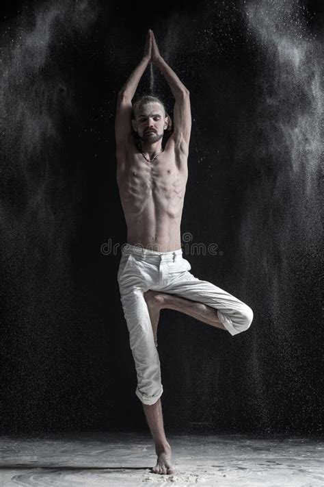 Mens die Pilates oefent