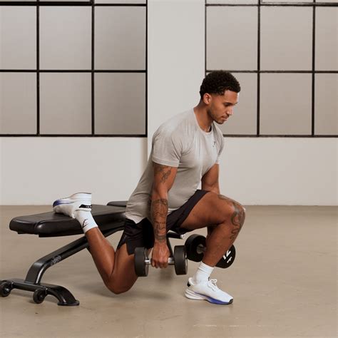 Man die Bulgarian Split Squat uitvoert
