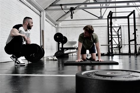 Instructeurs die een personal training sessie begeleiden