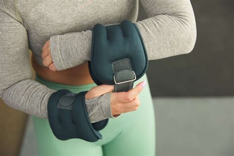 Vrouw die enkelgewichten van Domyos gebruikt tijdens een fitnessoefening