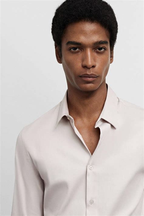 Man die een ecru slim fit overhemd combineert met een pak