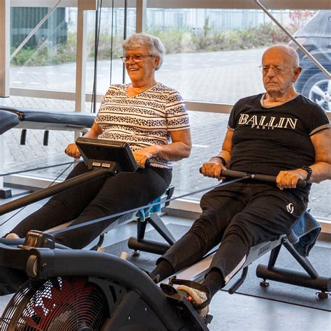 Gezellige groepsles in een sportcentrum