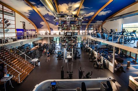 Moderne inrichting van de Health Club TREE11 in Alkmaar